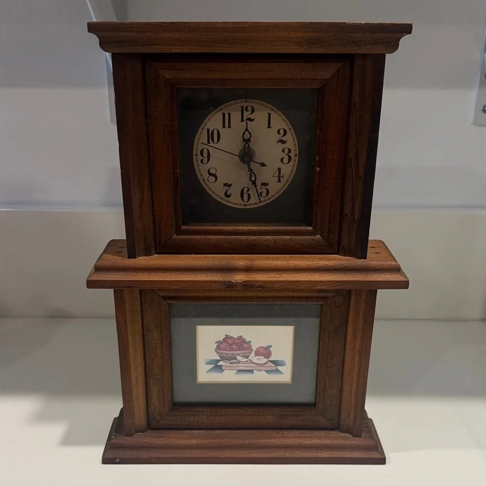 Noel Woodcraft Vintage Country Wood Mantel Clock with Apple Design
